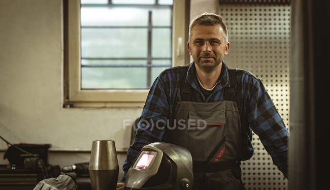 Retrato del trabajador masculino de pie en la fábrica - foto de stock
