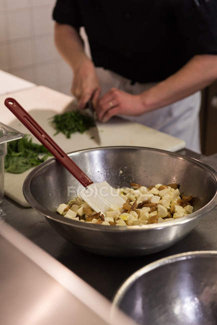 Nahaufnahme des Küchenchefs bei der Zubereitung der Zutaten in der Großküche — Stockfoto