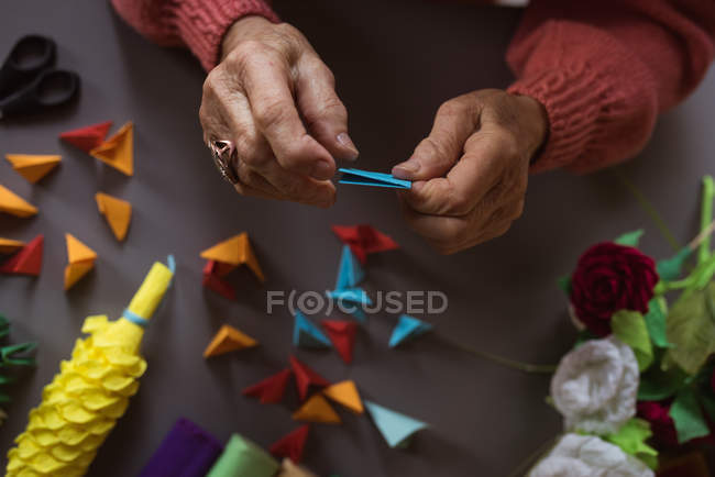 Mulher sênior fazendo trabalho artesanal em casa de repouso — Fotografia de Stock