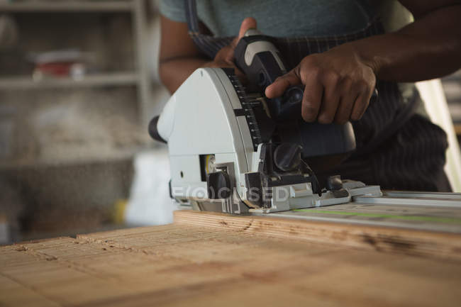 Mittlerer Abschnitt der Tischlerei nivelliert Holz in Werkstatt — Stockfoto
