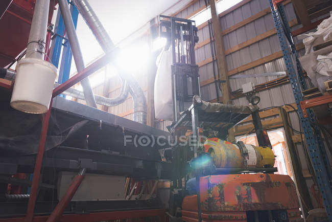 Gabelstapler hebt Getreidesack in Fabrik — Stockfoto