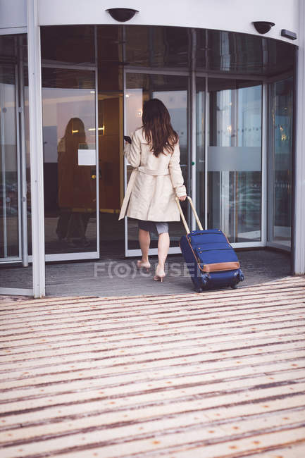 Vista traseira da empresária que chega ao hotel — Fotografia de Stock