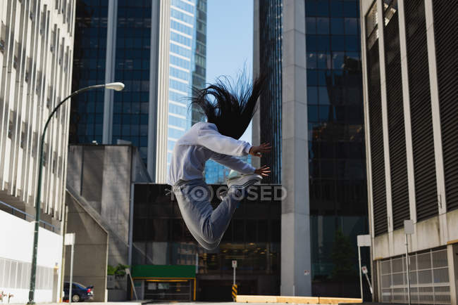 Dançarina dançando na cidade em um dia ensolarado — Fotografia de Stock