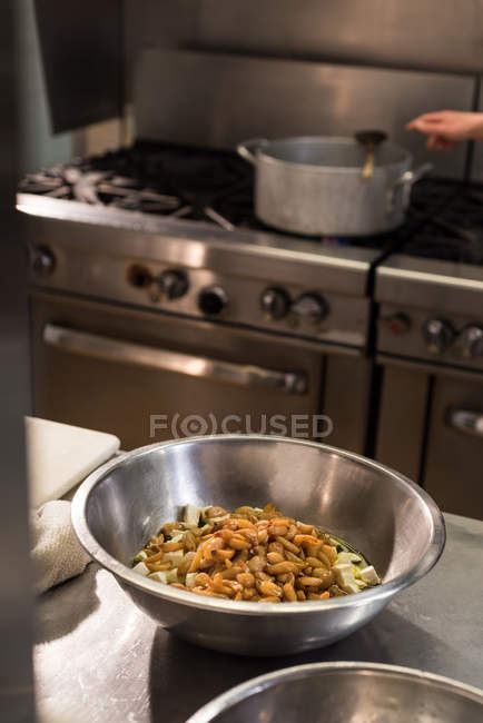 Ingredientes misturados em uma tigela na cozinha comercial — Fotografia de Stock