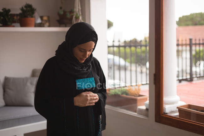 Mulher muçulmana rezando salah em casa — Fotografia de Stock