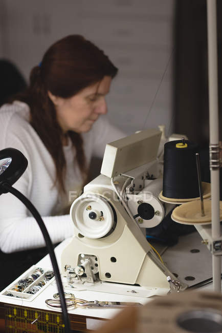 Портной швейной куртки с швейной машинкой в портной мастерской — стоковое фото