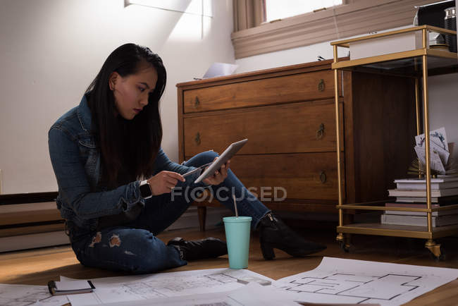 Керівник бізнесу, використовуючи цифровий планшет на підлозі в офісі . — стокове фото