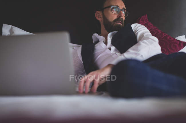 Empresário usando laptop no hotel — Fotografia de Stock