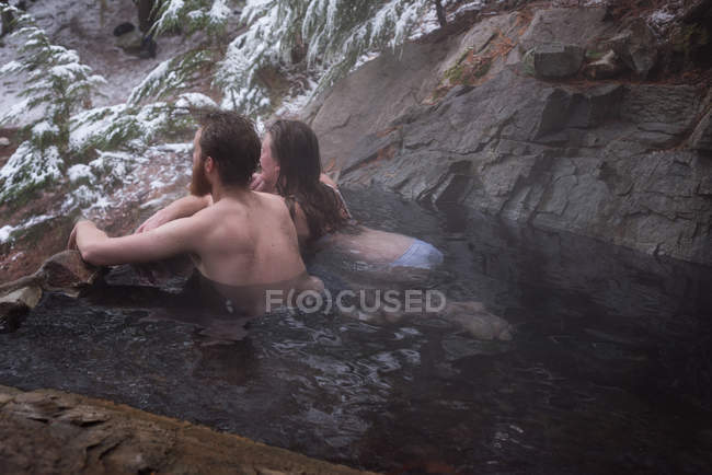 Couple réfléchi se détendre dans la source chaude pendant l'hiver — Photo de stock