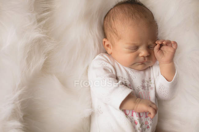 Bebê recém-nascido dormindo em cobertor fofo em casa . — Fotografia de Stock