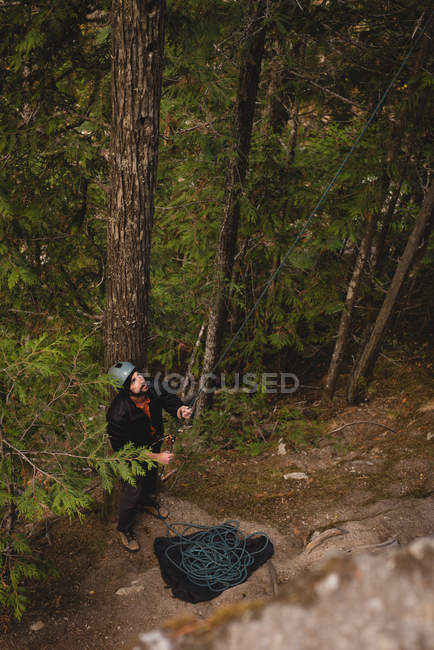 Скеля climber готував себе піднятися на скелі в лісі — стокове фото