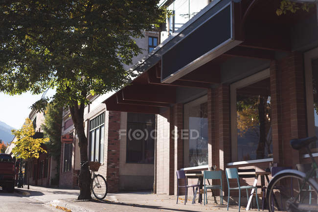 Пустое кафе на открытом воздухе в солнечный день — стоковое фото