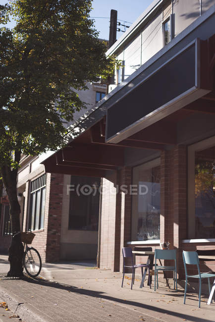 Empty outdoor cafe on a sunny day — Stock Photo
