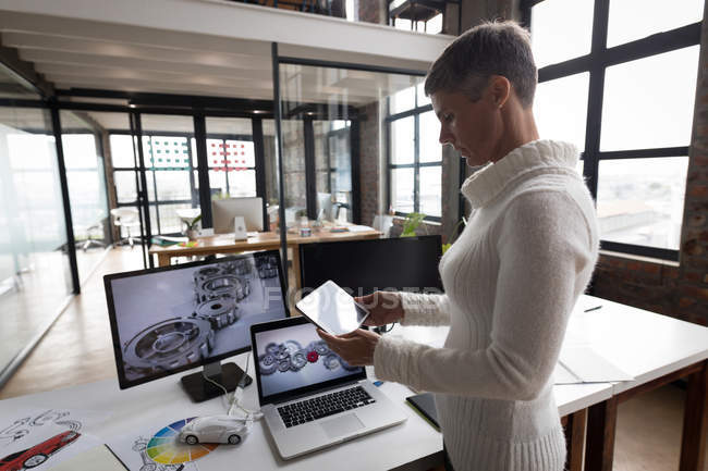 Geschäftsfrau nutzt digitales Tablet im Büro. — Stockfoto