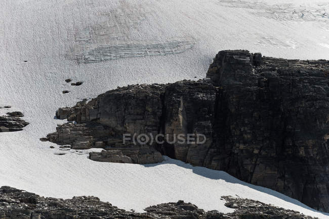 Зимой скала покрыта ледником — стоковое фото