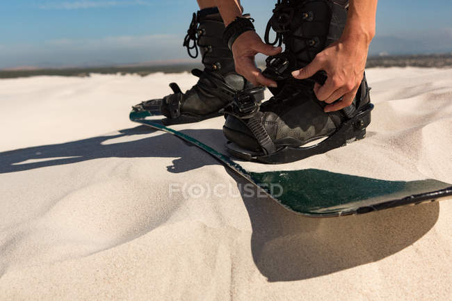 Mulher pronta para sandboard no deserto em um dia ensolarado — Fotografia de Stock