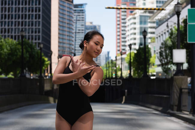Female ballet dancer dancing on the street — Stock Photo