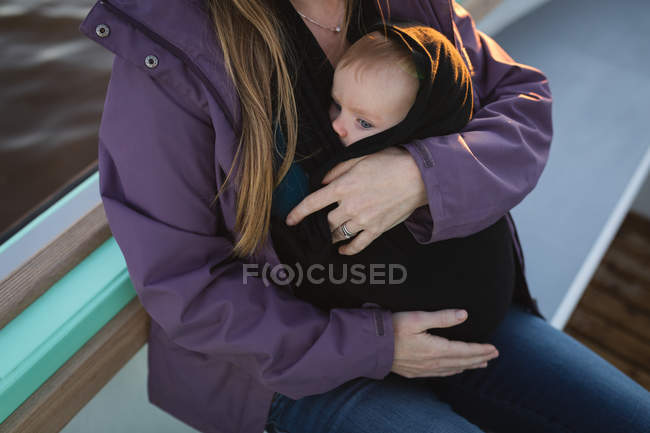 Nahaufnahme einer Mutter, die ihren kleinen Sohn im Freien hält. — Stockfoto