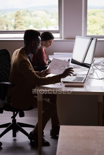 Bürokollegen am Schreibtisch im Büro — Stockfoto