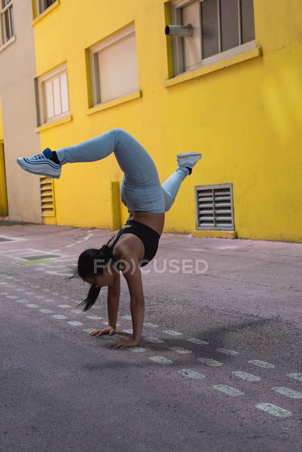 Молодая уличная танцовщица танцует на улице — стоковое фото