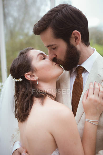 Primer plano de la novia y el novio besándose - foto de stock