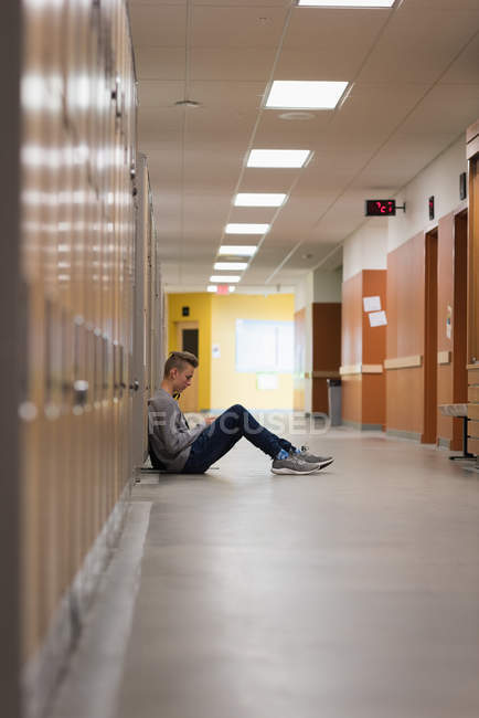 Хлопчик-підліток сидить у роздягальні в університеті — стокове фото
