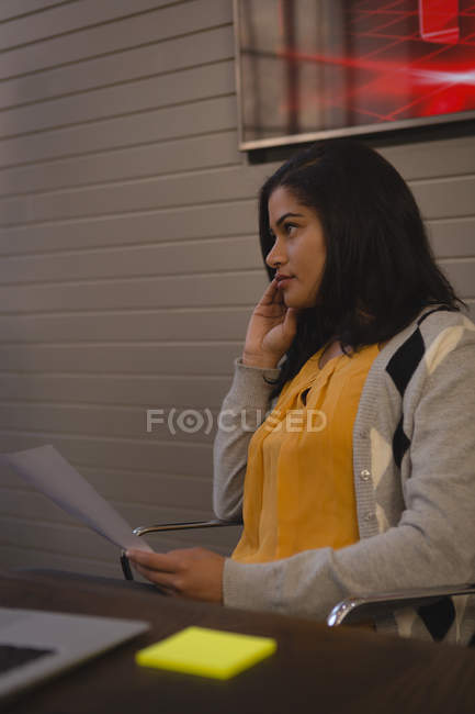 Femme d'affaires parlant au téléphone dans la salle de conférence au bureau . — Photo de stock