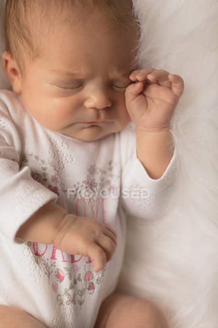 Bebé recién nacido durmiendo en una manta esponjosa en casa . - foto de stock