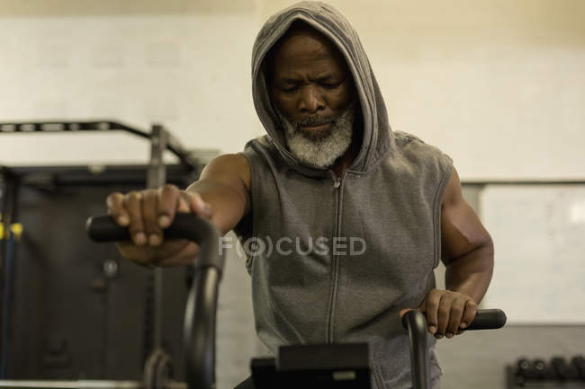 Homme âgé déterminé à travailler dans un studio de fitness . — Photo de stock
