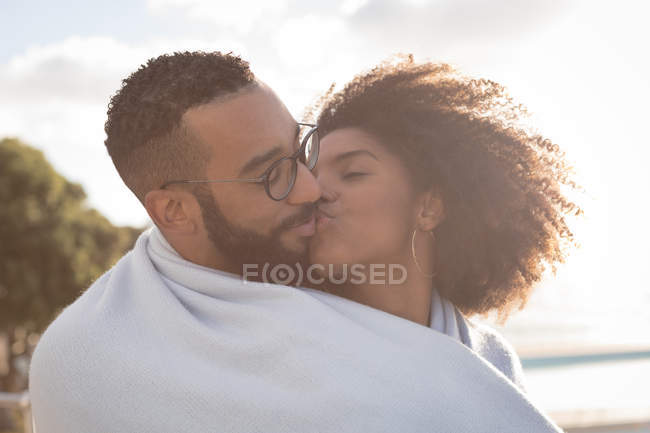 Paar küsst sich am sonnigen Tag in Strandnähe — Stockfoto