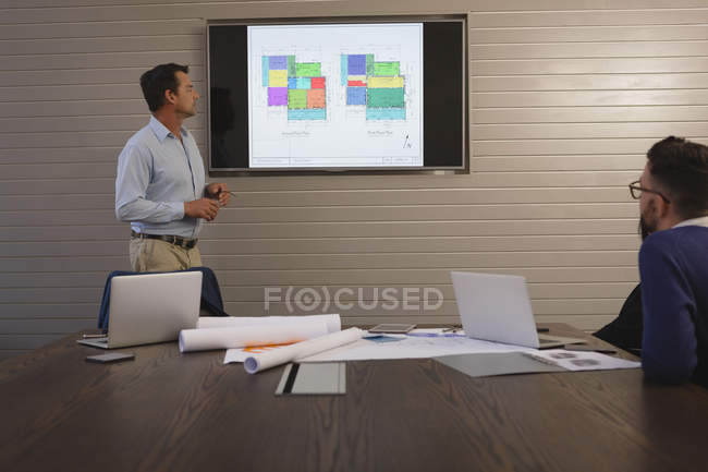 Empresario dando presentación en sala de conferencias en oficina . - foto de stock