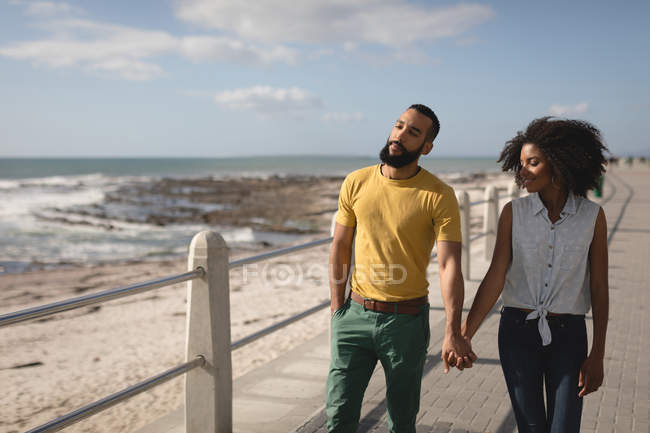 Romantisches Paar spaziert an einem sonnigen Tag auf der Promenade — Stockfoto
