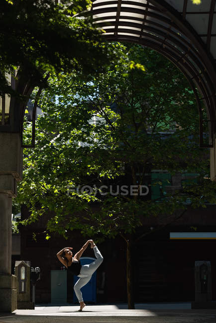 Female ballet dancer dancing in the city — Stock Photo