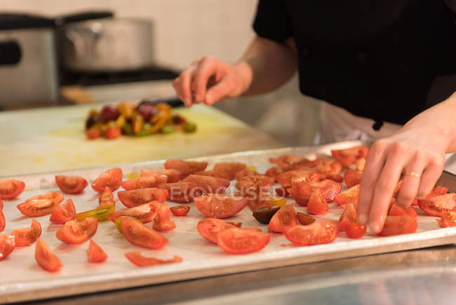 Close-up de cunhas de tomates em mantidos em bandeja — Fotografia de Stock