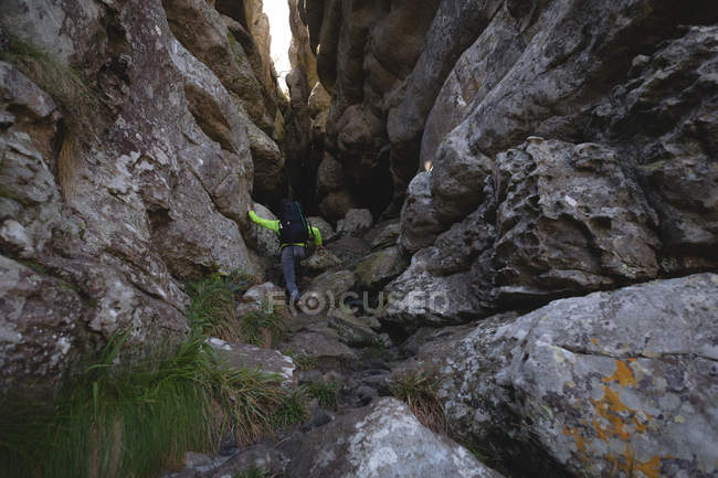 Hiker climbing up the hill with backpack — Stock Photo
