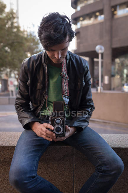 Крупный план фотографа, делающего фотографии на улице — стоковое фото