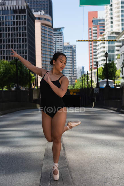 Танцовщица балета танцует на улице — стоковое фото