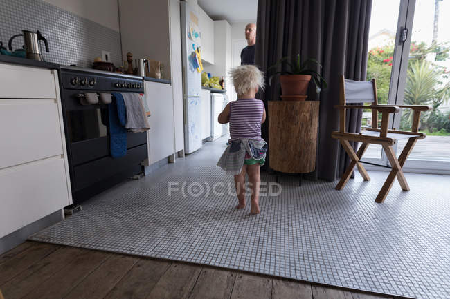 Petite fille marchant dans la cuisine à la maison . — Photo de stock