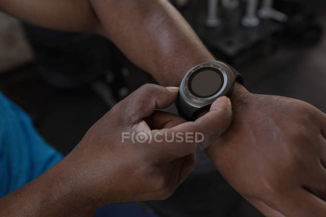 Close-up de mãos masculinas ajustando smartwatch . — Fotografia de Stock