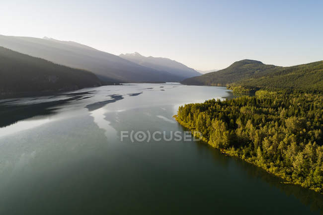 Vista panoramica del fiume che attraversa boschi e montagne — Foto stock