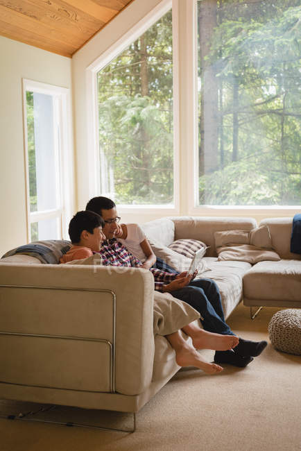 Pai e crianças tendo videochamada no laptop na sala de estar em casa — Fotografia de Stock