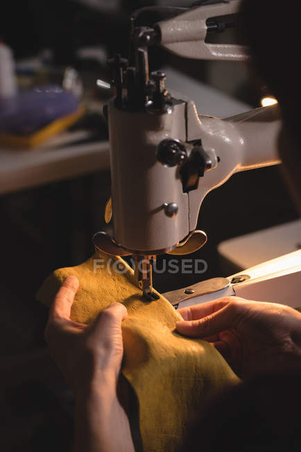 Tailor sewing cloth with sewing machine at tailor shop — Stock Photo