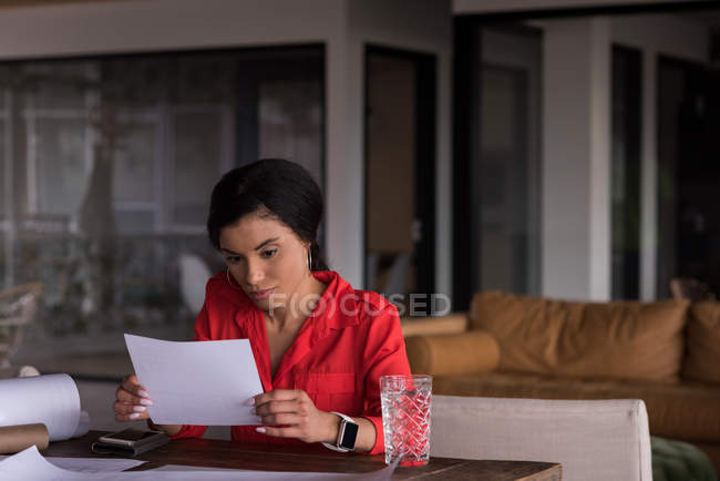 Escritório feminino executivo verificando documento no escritório criativo — Fotografia de Stock
