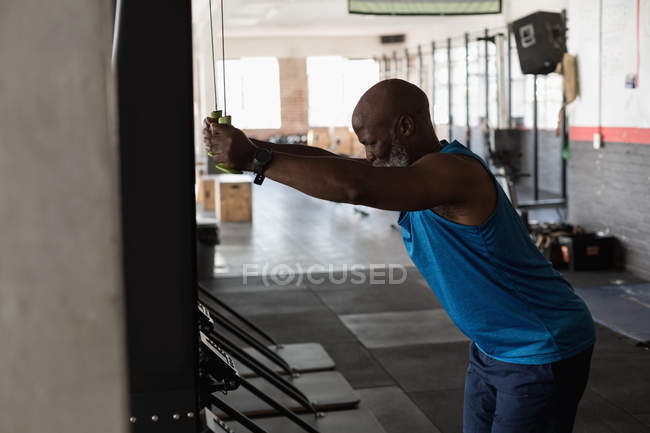 Homme âgé déterminé à travailler dans un studio de fitness . — Photo de stock
