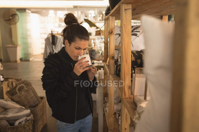 Bella donna che beve latte in caffetteria — Foto stock