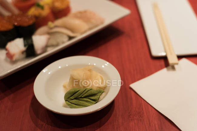 Mesa de sushi arranjada em um restaurante em um dia ensolarado — Fotografia de Stock