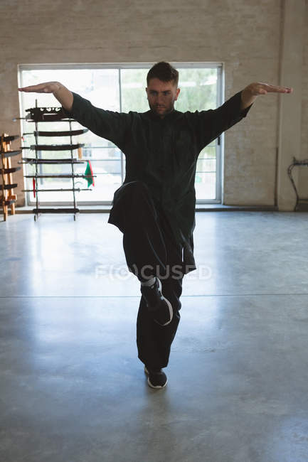 Chasseur de Kung-fu entraînement des arts martiaux en studio de fitness . — Photo de stock