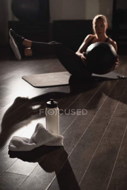Woman doing exercises with medicine ball in gym — Stock Photo