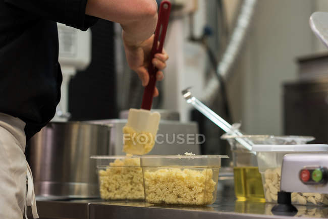 Mid section of chef mixing the ingredients in boxes — Stock Photo