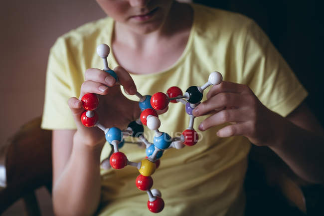 Cropped image of girl experimenting with molecule at home — Stock Photo